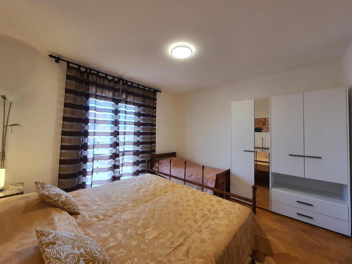 Apartments Luciana & Helena Pula Exterior photo